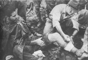 Leden van de kempeitai verbinden een krijgsgevangene. Deze foto komt uit Amerikaanse bronnen en is zover mij bekend niet voor Japanse propaganda doeleinden gebruikt.